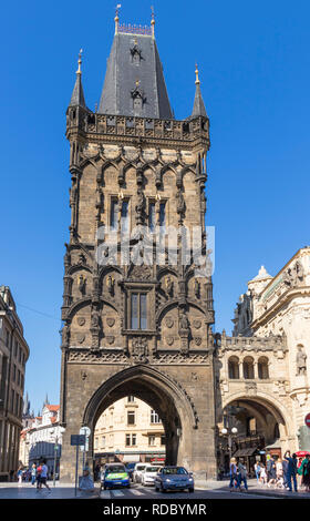 Praga la Torre di Polvere e Praga Prašná brána polvere di Praga Praga gate Náměstí Republiky Praga Repubblica Ceca Europa dell'UE Foto Stock