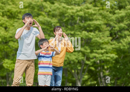 Famiglia giapponese in un parco della città Foto Stock