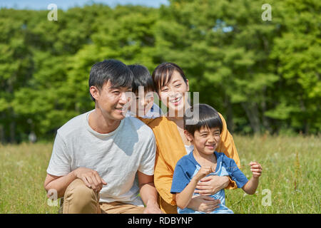 Famiglia giapponese in un parco della città Foto Stock