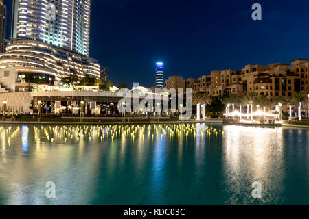 Downtown, Dubai Emirati Arabi Uniti Dubai Lago Fontana Ride attrazione turistica, luogo di visita negli Emirati arabi uniti con reflecton illuminato e piccole imbarcazioni Foto Stock