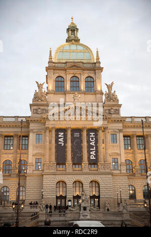 Bandiere nere che commemorano il tardo studente Jan Palach con il suo nome e la sua silhouette sono appese sulla costruzione del Museo Nazionale a Praga, Repubblica Ceca, Wedn Foto Stock