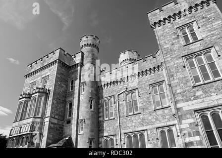 Edificio del castello con torri di sunny blue sky. Il castello di Lews a Stornoway, Regno Unito. Storica architettura e design. Punto di riferimento e di attrazione. Vacanze estive e wanderlust. Foto Stock