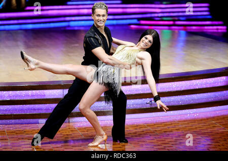 Lauren Steadman e AJ Pritchard rappresentano per i fotografi durante un photocall prima della serata di apertura del Strictly Come Dancing Tour 2019 all'Arena Birmingham in Birmingham. Picture Data: giovedì 17 gennaio, 2019. Foto di credito dovrebbe leggere: Aaron Chown/PA FILO Foto Stock