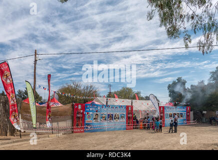 WILLISTON, SUD AFRICA, 31 agosto 2018: l'ingresso dell'annuale Festival invernale in Williston nel nord della provincia del Capo. Le persone sono visibili Foto Stock