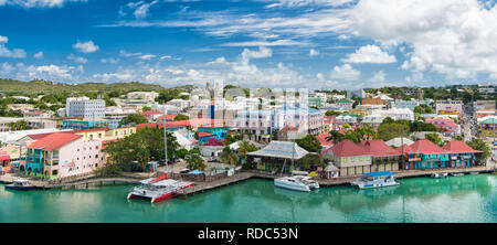 St Johns, Antigua - Marzo 05, 2016: Città e porto marittimo su nuvoloso cielo blu. Vacanze estive sull isola tropicale. Viaggiare e wanderlust. Foto Stock