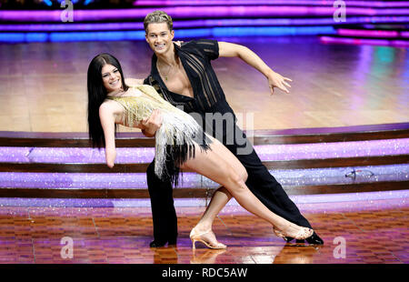 Lauren Steadman e AJ Pritchard rappresentano per i fotografi durante un photocall prima della serata di apertura del Strictly Come Dancing Tour 2019 all'Arena Birmingham in Birmingham. Picture Data: giovedì 17 gennaio, 2019. Foto di credito dovrebbe leggere: Aaron Chown/PA FILO Foto Stock