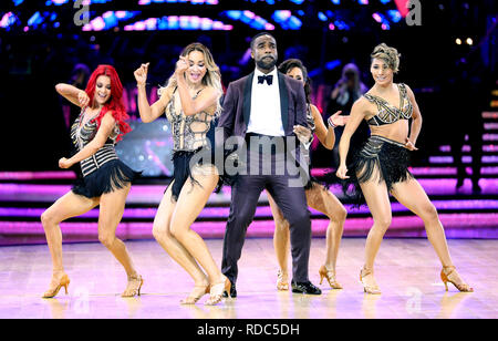 Il minerale di Host Oduba (centro) danze con Dianne Buswell (sinistra) Luba Mushtuk, Janette Manrara e Karen Clifton durante un photocall prima della serata di apertura del Strictly Come Dancing Tour 2019 all'Arena Birmingham in Birmingham. Picture Data: giovedì 17 gennaio, 2019. Foto di credito dovrebbe leggere: Aaron Chown/PA FILO Foto Stock