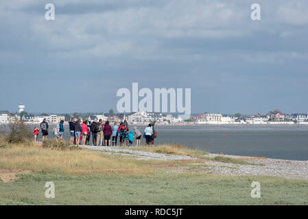 Un gruppo di escursionisti che si prepara a varcare la Baie de la Somme Foto Stock