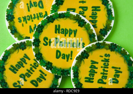 La festa di san Patrizio simboli su sfondo verde. Foto Stock