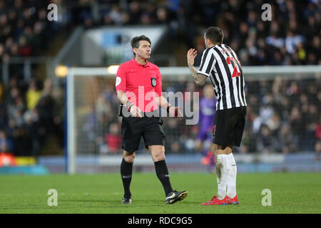 BLACKBURN, 15 gennaio 2019. Arbitro, Lee Probert e Joselu di Newcastle United durante la FA Cup terzo turno replay tra Blackburn Rovers e Newcastle United a Ewood Park di Blackburn martedì 15 gennaio 2019. (Photo credit: Mark Fletcher | MI News & Sport | Alamy) Foto Stock