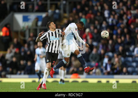 BLACKBURN, 15 gennaio 2019. Ryan Nyambe di Blackburn Rovers contesta una testata con Joselu durante la FA Cup terzo turno replay tra Blackburn Rovers e Newcastle United a Ewood Park di Blackburn martedì 15 gennaio 2019.. (Photo credit: Mark Fletcher | MI News & Sport | Alamy) Foto Stock