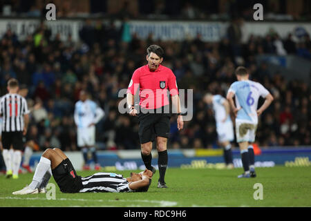 BLACKBURN, 15 gennaio 2019. Arbitro Lee Probert e Joselu di Newcastle United durante la FA Cup terzo turno replay tra Blackburn Rovers e Newcastle United a Ewood Park di Blackburn martedì 15 gennaio 2019. (Photo credit: Mark Fletcher | MI News & Sport | Alamy) Foto Stock