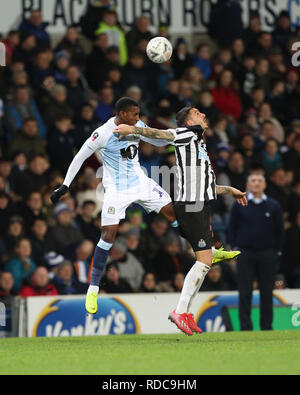 BLACKBURN, 15 gennaio 2019. Joselu di Newcastle United contesta una testata con Amari io campana del Blackburn Roversduring FA Cup terzo turno replay tra Blackburn Rovers e Newcastle United a Ewood Park di Blackburn martedì 15 gennaio 2019. (Photo credit: Mark Fletcher | MI News & Sport | Alamy) Foto Stock