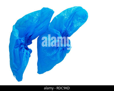 Blue il pattino di plastica protettori, copre isolati su sfondo bianco. Igiene in situazioni mediche etc. Uso singola, monouso. Foto Stock