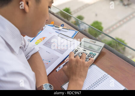 Ragioniere che sta facendo il suo lavoro, calcolare i documenti finanziari Foto Stock