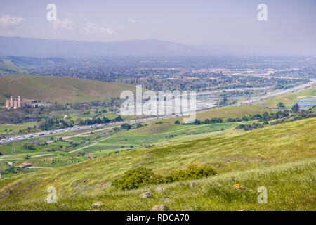 Vista della Bayshore Freeway e la PG&E Metcalf sottostazione elettrica, a sud di San Jose di San Francisco Bay Area, California Foto Stock