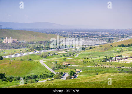 Vista della Bayshore Freeway e la PG&E Metcalf sottostazione elettrica, a sud di San Jose di San Francisco Bay Area, California Foto Stock