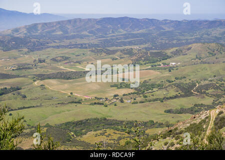 Visualizza in basso nella valle dal sentiero a sud di picco Chalone,pinnacoli National Park, California Foto Stock