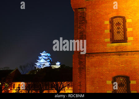 Notte il castello di Himeji e Himeji Museo Cittadino di Arte , Prefettura di Hyogo, Giappone Foto Stock