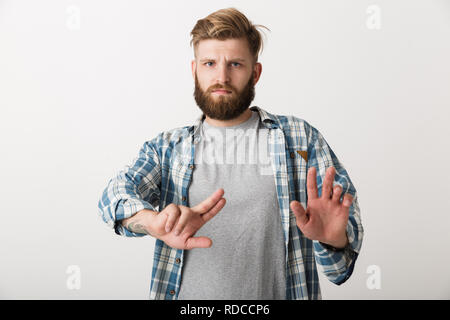 Confuso giovane uomo vestito di plaid shirt in piedi isolato su sfondo bianco Foto Stock