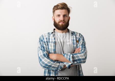 Confuso giovane uomo vestito di plaid shirt in piedi isolato su sfondo bianco Foto Stock