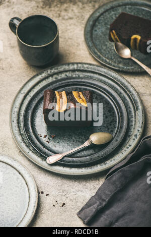 Pezzi di cioccolato fondente Banana torta di pane su piastre Foto Stock