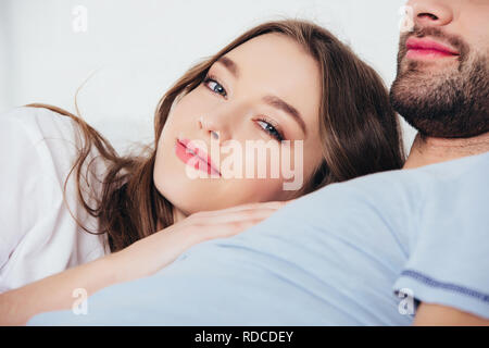 Giovane donna amorevole dolce abbracciando uomo nel letto Foto Stock