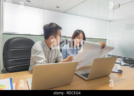 Il team di Business analizzando il reddito grafici e diagrammi con laptop moderno Foto Stock