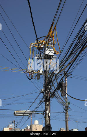 Overhead giapponese energia elettrica e i cavi telefonici giappone kyoto Foto Stock