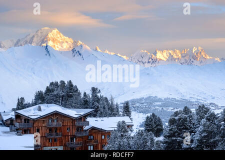 Guardando fuori sopra Arc 2000 al Mont Blanc come il sole sorge. Foto Stock