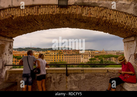 Roma, Italia - 23 Giugno 2018: turisti ammirando Cityscape di Roma visti da Castel Sant'Angelo, mausoleo di Adriano Foto Stock