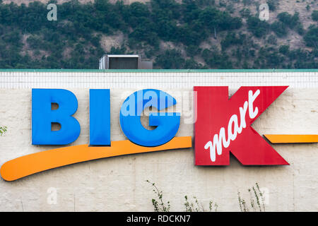 14 Luglio 2017 - Il DALLES, Oregon: segno per una grande K Kmart store. Kmart, possedute da Sears Holdings, è stata costantemente chiusura negozi negli ultimi Foto Stock