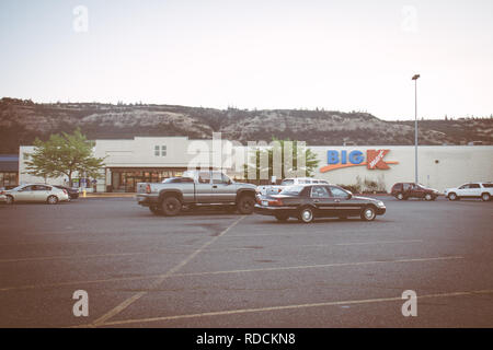 14 Luglio 2017 - Il DALLES, Oregon: segno per una grande K Kmart store. Kmart, possedute da Sears Holdings, è stata costantemente chiusura negozi negli ultimi Foto Stock