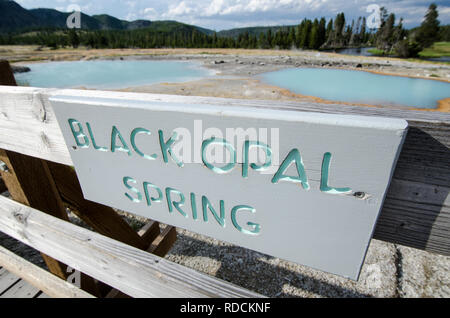 Segno per Black Opal molla, una calda geotermica in funzione della molla nel Parco Nazionale di Yellowstone Foto Stock