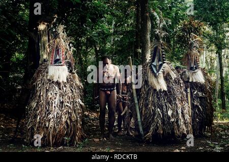 Olal, Ambrym Island / Vanuatu - Lug 10 2016 : rom ballerini e un capo villaggio sono in attesa di eseguire una magica danza al bordo della foresta pluviale Foto Stock