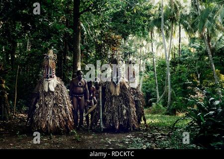 Olal, Ambrym Island / Vanuatu - Lug 10 2016 : rom ballerini e un capo villaggio sono in attesa di eseguire una magica danza al bordo della foresta pluviale Foto Stock
