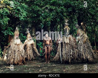 Olal, Ambrym Island / Vanuatu - Lug 10 2016 : rom ballerini e un capo villaggio inizia a eseguire una magica danza al bordo della foresta pluviale Foto Stock
