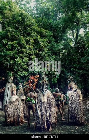 Olal, Ambrym Island / Vanuatu - Lug 10 2016 : rom ballerini e un capo villaggio sta eseguendo una magica danza al bordo della foresta pluviale Foto Stock