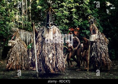 Olal, Ambrym Island / Vanuatu - Lug 10 2016 : rom ballerini e un capo villaggio sta eseguendo una magica danza al bordo della foresta pluviale Foto Stock