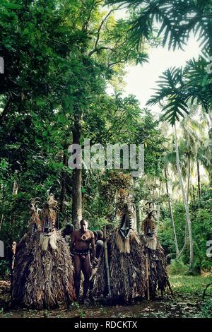 Olal, Ambrym Island / Vanuatu - Lug 10 2016 : rom ballerini e un capo villaggio sono in attesa di eseguire una magica danza al bordo della foresta pluviale Foto Stock
