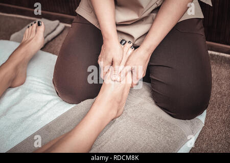 Close up di un piede femminile di essere massaggiato Foto Stock