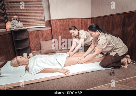 Esperto di massaggio Thai massaggio terapisti gambe femmina Foto Stock