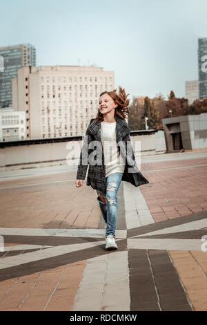 Ragazza giovane tranquillamente a piedi il centro della città Foto Stock