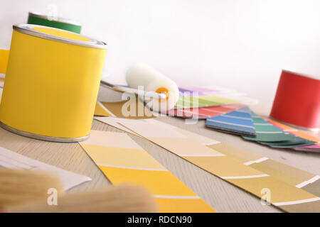 Strumenti e materiale su designer tabella interna con progetto di pittura. Vista frontale. Composizione orizzontale Foto Stock