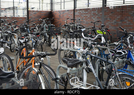 Uelzen, Germania, Dicembre 22, 2018: parcheggio coperto garage per biciclette presso la stazione ferroviaria per passeggeri che continuano il loro viaggio in treno. Foto Stock