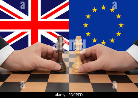 British e Unione europea Brexit negoziati. Partita scacchi a personaggi viventi concetto. Foto Stock