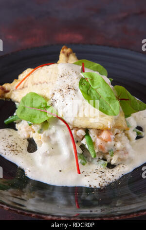 Fritti di filetto di pesce bianco con riso e fagioli verdi decorate con bietole Foto Stock