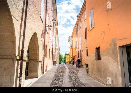 Castelvetro, Italia - 25 Aprile 2017: Street view non identificato con i turisti a Castelvetro di Modena, Italia. Castelvetro è noto per i suoi 6 mediale a Foto Stock