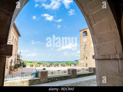 Castelvetro, Italia - 25 Aprile 2017: giornata di vista della piazza principale e gli edifici medievali di Castelvetro di Modena, Italia. Castelvetro è noto per i suoi 6 m Foto Stock