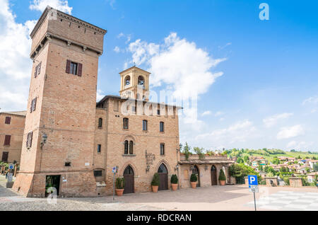 Castelvetro, Italia - 25 Aprile 2017: giornata di vista della piazza principale e gli edifici medievali di Castelvetro di Modena, Italia. Castelvetro è noto per i suoi 6 m Foto Stock